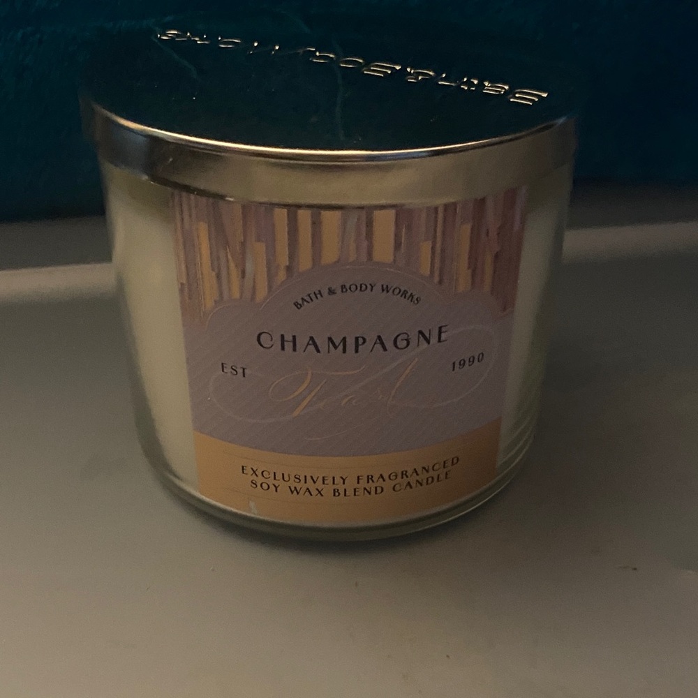 Bath & Body Works Champagne Toast Candle with Silver Lid - Picture 1 of 4